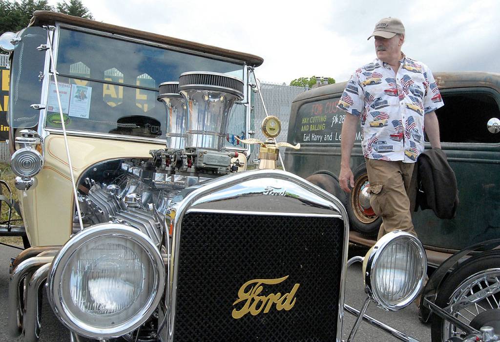 Bob Litwin of Sequim looks over a 1923 Ford Model T Roadster at Friday nights Ruddell Cruise-In. (Keith Thorpe/Peninsula Daily News)