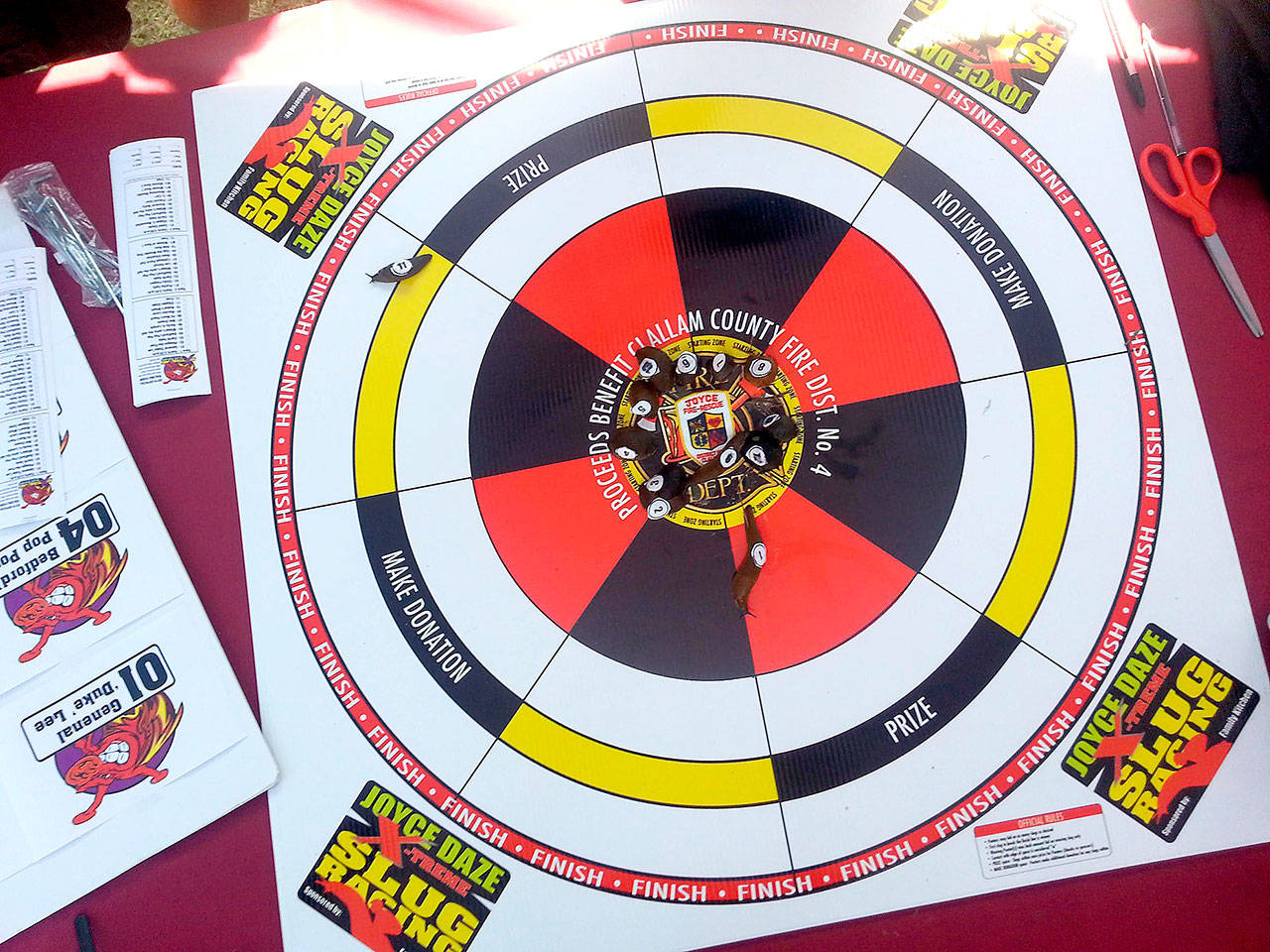 Sam Nugent Extreme Slug Racings No. 11 Slippen Slyde (upper left) looked like a sure winner moments before it made a sudden about-face and headed back to the center. Slug No. 1 General Duke Lee (center top) then easily won the race in under 20 minutes.