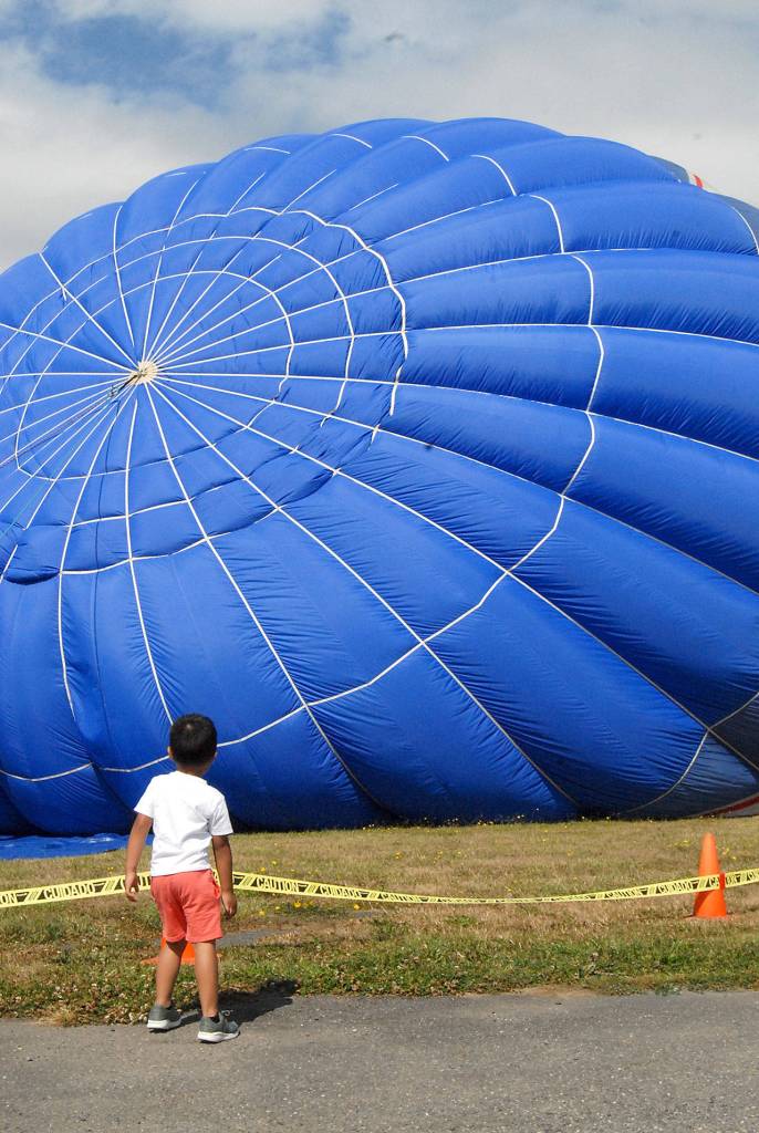 Kyrie Betonio, 4, of Hoquiam watches a static hot air balloon belonging to Morning Star Balloon Co. (Keith Thorpe/Peninsula Daily News)