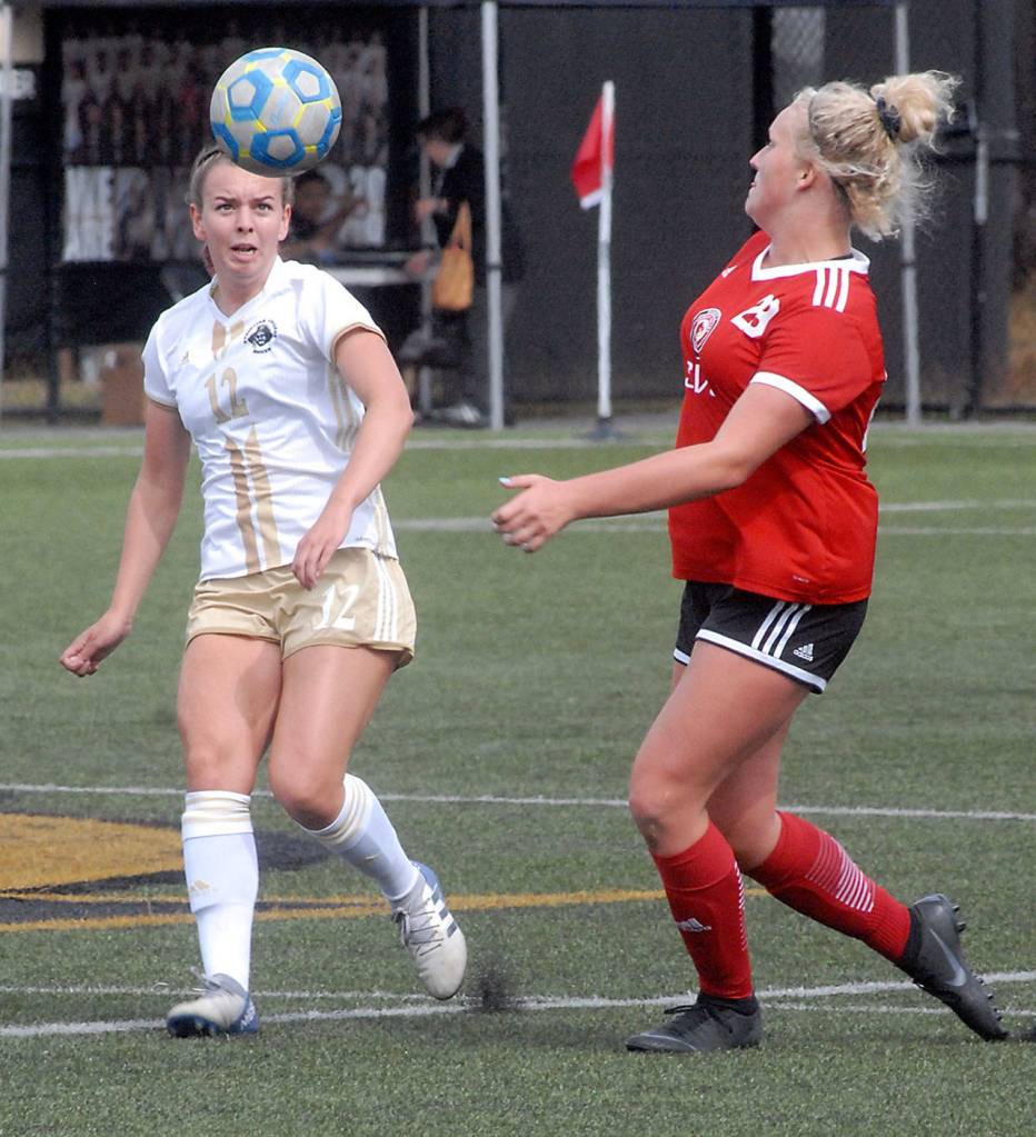 Keith Thorpe/Peninsula Daily News Peninsulas Sammy Howa watches the ball as Skagit Valleys Bonnie Martin closes in on Wednesday at Peninsula College.