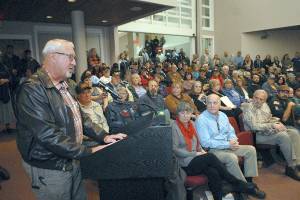 Bid to remove Bruch’s title of mayor fails in Port Angeles