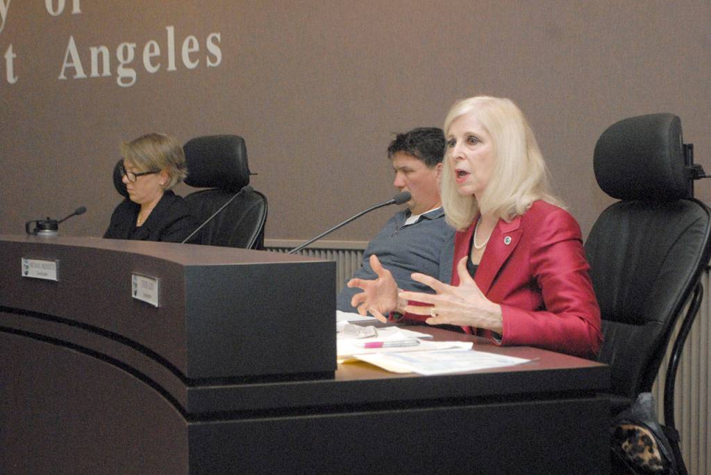 Port Angeles City Council member and former mayor Cherie Kidd, right, makes her case for stripping fellow council member Sissi Bruch of her title as mayor during Wednesday nights council meeting. Listening in were, from left, Deputy Mayor Kate Dexter and Council Member Michael Merideth. (Keith Thorpe/Peninsula Daily News)