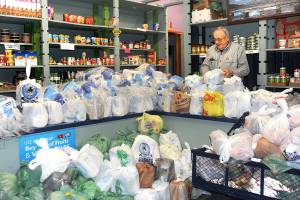 Hundreds receive Thanksgiving food in Forks
