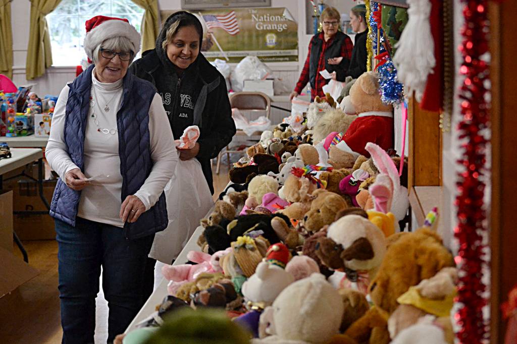 Nancy Garbush helps Karena Mora find stuffed animals for her three children ages 7, 12 and 14 at Toys for Sequim Kids. (Matthew Nash/Olympic Peninsula News Group)