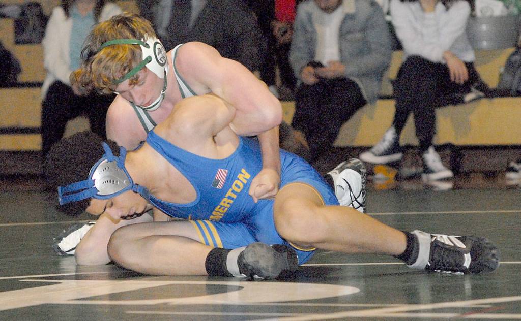 Zach Gavin of Port Angeles, top, takes on Bremertons Rosco Frith in their 152-lb. bout on Wednesday on the Roughtrider mat in Port Angeles. (Keith Thorpe/Peninsula Daily News)