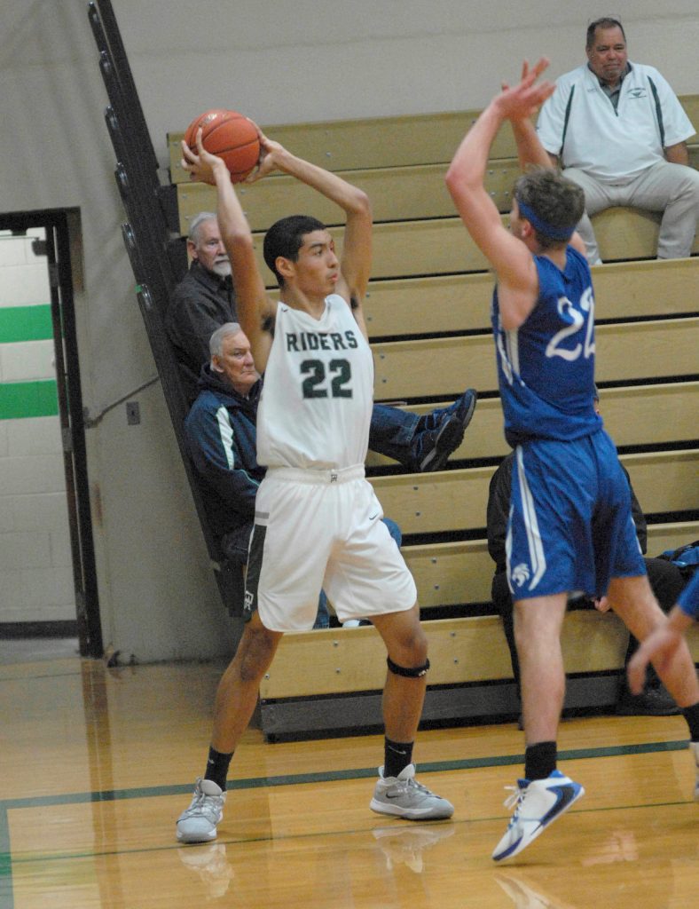 <strong>Keith Thorpe/</strong>Peninsula Daily News                                Port Angeles senior Damen Ringgold looks to pass during a home win over La Center earlier this season.