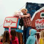 Andy Furgeson, aka Red Yarn, chats with Percy the pig during his live show at the Sequim Library in July 2019. Red Yarn brings some family-friendly entertainment to the Feb. 29 Beat the Blues Barn Dance. (Matthew Nash/Olympic Peninsula News Group)