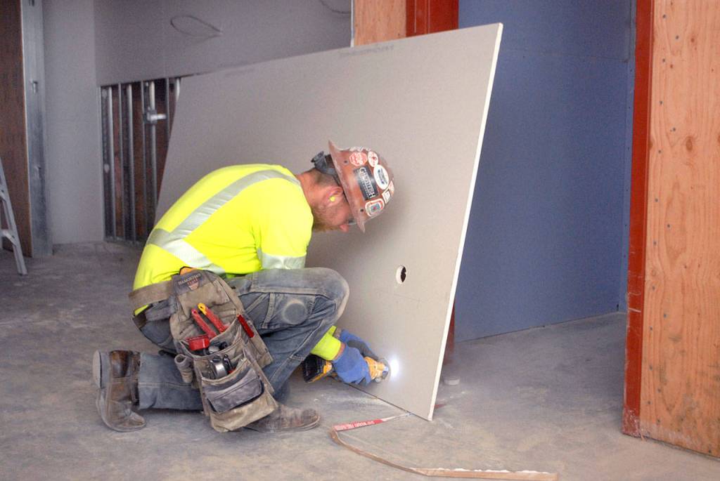 Port Angeles pool construction resumes