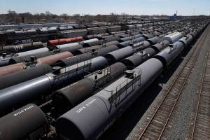 Oil price collapse continues, dragging US stocks lower