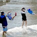 Wind and waves: Families take advantage of warm weekend weather