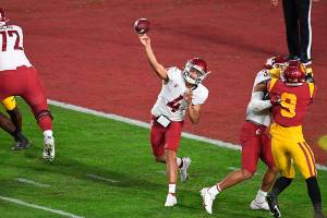 Washington State quarterback Jayden de Laura passes against Southern California in the first half of an NCAA college football game in Los Angeles, Sunday, Dec. 6, 2020. (Keith Birmingham/The Orange County Register via AP)