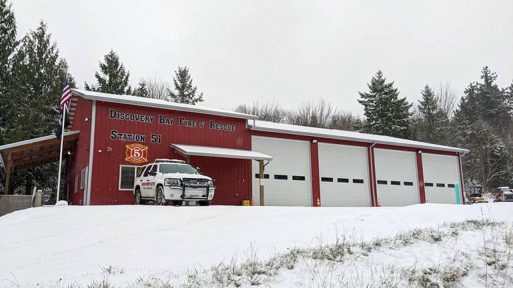 The Discovery Bay Fire Station was blanketed in about 2 inches of snow overnight Friday into Saturday. (Zach Jablonski/Peninsula Daily News)