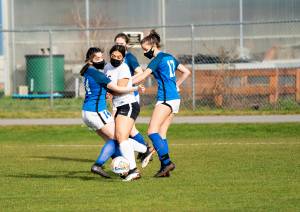 Steve Mullensky/for Peninsula Daily News

East Jefferson’s Stephanie Sanchez, 14, and Tadu Dollarhide, 17, jam up Sequim’s Jenny Gomez, in a Wednesday afternoon game in Chimacum.