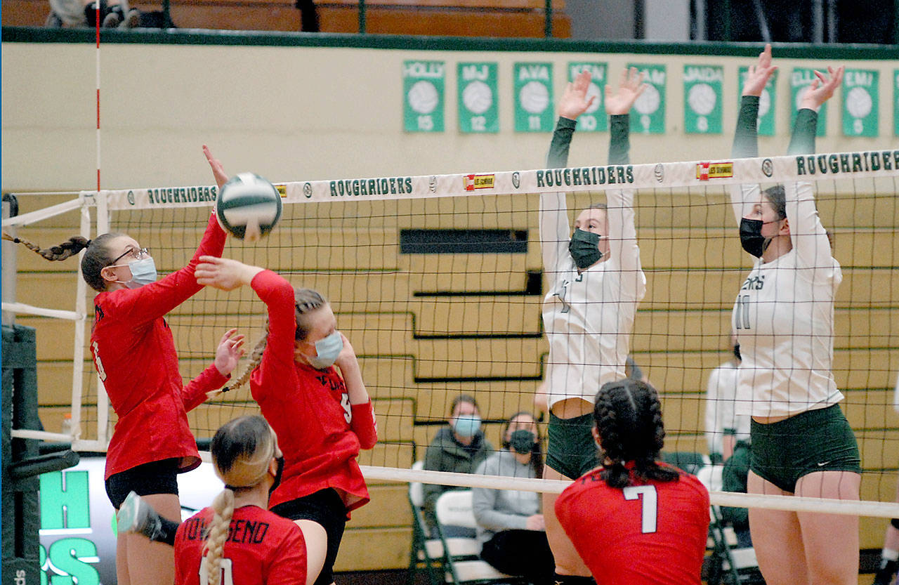 East Jeffersons Macy Aumock, left, and Sophie Patterson fend off a block by Port Angeles Zoe Smithson and Ava Brenkman, right, as East Jeffersons Akira Anderson, front left, and Jessica Hawley, front right, look on during the first game of Tuesdays match at Port Angeles High School. (Keith Thorpe/Peninsula Daily News)
East Jeffersons Macy Aumock, left, and Sophie Patterson fend off a block by Port Angeles Zoe Smithson and Ava Brenkman, right, as East Jeffersons Akira Anderson, front left, and Jessica Hawley, front right, look on during the first game of Tuesdays match at Port Angeles High School. (Keith Thorpe/Peninsula Daily News)