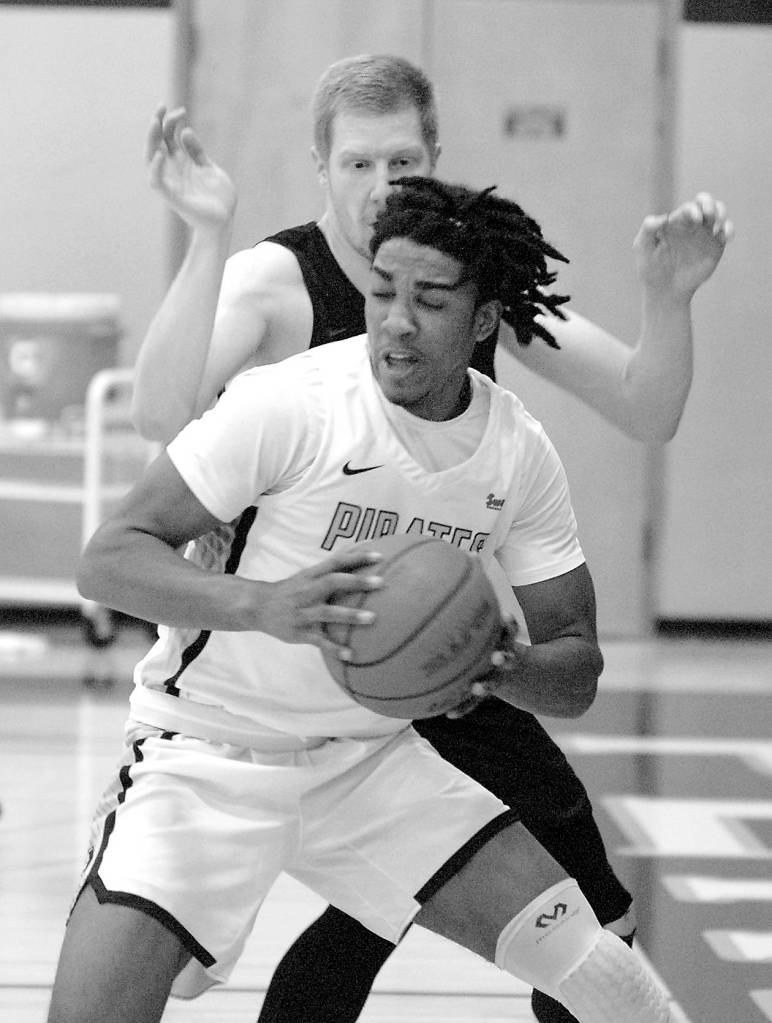 Keith Thorpe/Peninsula Daily News
Peninsula's Vince McFarland, front, makes a move at the baseline around Everett's Devin Smith on Friday at Peninsula College in Port Angeles.