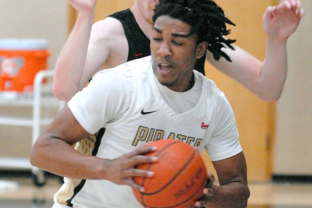 Keith Thorpe/Peninsula Daily News
Peninsula's Vince McFarland, front, makes a move at the baseline around Everett's Devin Smith on Friday at Peninsula College in Port Angeles.