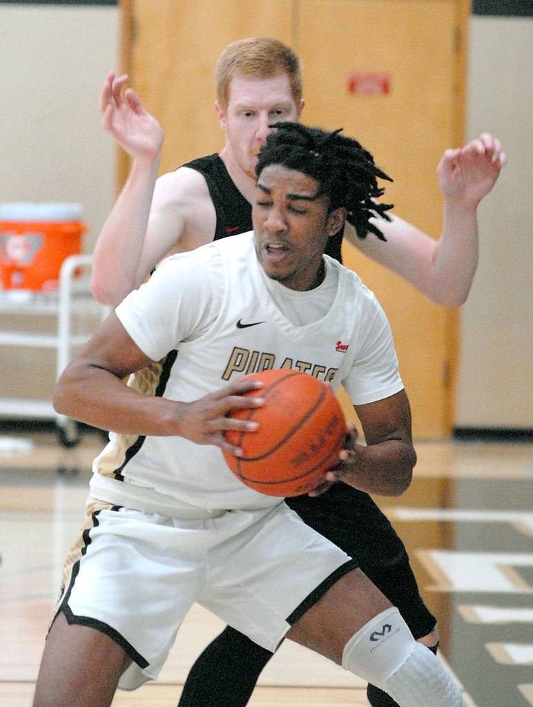 Keith Thorpe/Peninsula Daily News
Peninsula's Vince McFarland, front, makes a move at the baseline around Everett's Devin Smith on Friday at Peninsula College in Port Angeles.