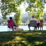 Keith Thorpe/Peninsula Daily News
Laurie and Ford Rathbun of Bonney Lake, along with dogs Chevy and Jack, take in the view of Sequim Bay from John Wayne Marina near Sequim. The couple and their pets were staying in a nearby RV park and decided to spend part of their day lounging by the bay.