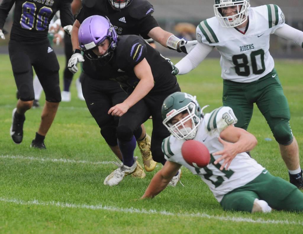 Michael Dashiell/Olympic Peninsula News Group
Port Angeles' Daniel Cable recovers a first-half fumble by Sequim during the Rainshadow Rumble rivalry game Friday.