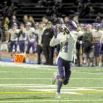 Michael Dashiell/Olympic Peninsula News Group Sequim receiver Kobe Applegate locks in on a pass from Lars Wiker for a 19-yard score in the first half of Sequims 35-29 loss at Bremerton
Michael Dashiell/Olympic Peninsula News Group Sequim receiver Kobe Applegate locks in on a pass from Lars Wiker for a 19-yard score in the first half of Sequims 35-29 loss at Bremerton