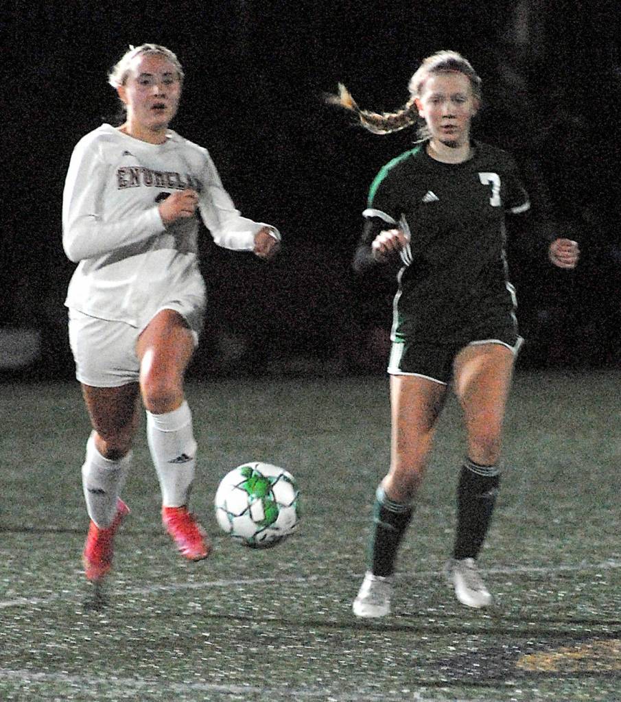 Keith Thorpe/Peninsula Daily News
Enumclaw's Lauren Boger, left, and Port Angels' Izzy Felton chase a loose ball during Tuesday's playoff match in Port Angeles.