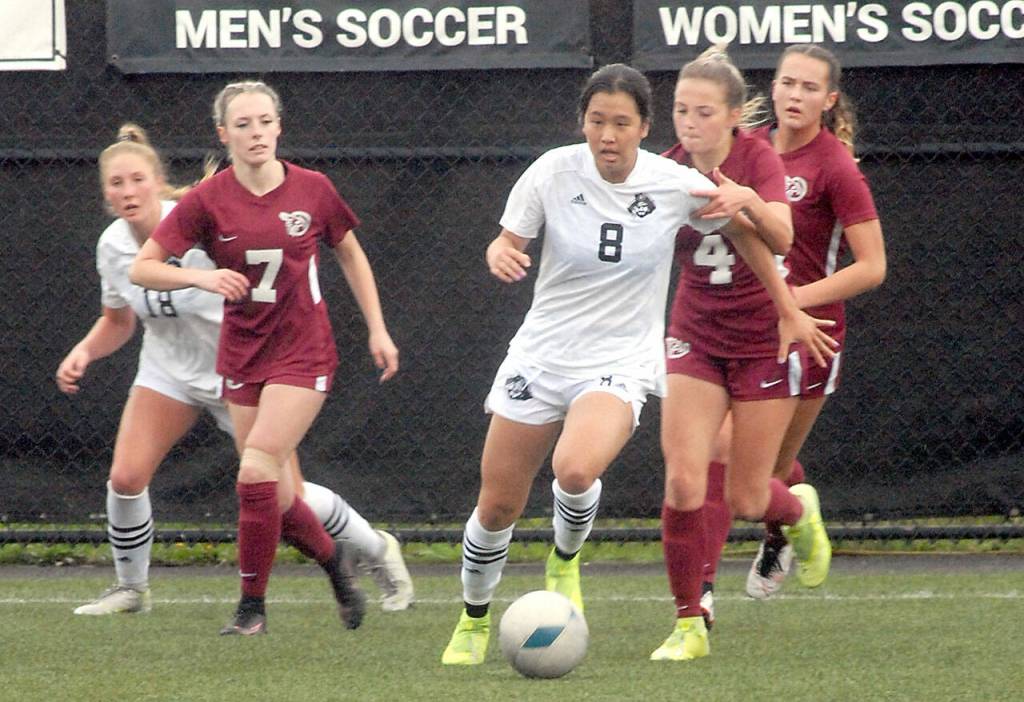 Keith Thorpe/Peninsula Daily News Peninsulas Chiaki Takase, center, leads a charge downfield flanked by, from left, teammate Krysten McGuffey and Piercess Caitlynn Sandmire, Amelia Swain and Naomi Minion on Saturday at Wally Sigmar Field.