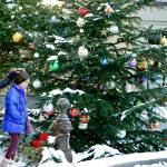 Gwen Evans and granddaughter Isla Siamas, 9, walk past the community Christmas tree in downtown Port Townsend while on their regular Thursday lunch date. (Diane Urbani de la Paz/Peninsula Daily News)