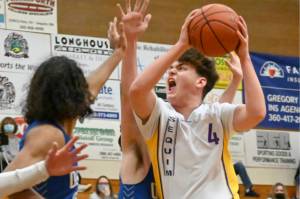 Sequim's Keenen Green (4) drives the ball to the basket against Olympic on Monday night in Sequim. (Michael Dashiell/Olympic Peninsula News Group)