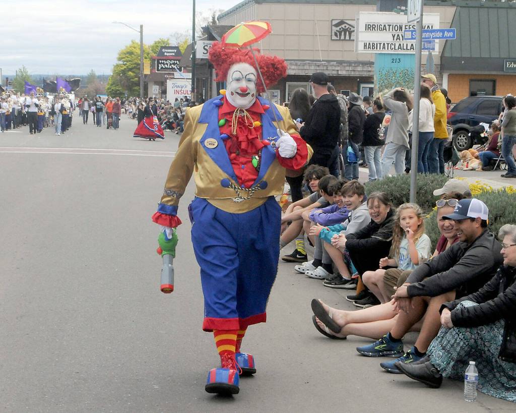 Ed Matuska, a clown with the Olympic Peninsula Shrine, delights children lining Washington Street as part of the Nile Shrine entry in Saturdays grand parade. (Keith Thorpe/Peninsula Daily News)