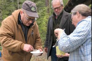 Photo by Kris Lenke
BCH Buckhorn Range member and Dutch Oven “Queen” Kim Merrick serves
dessert to Martin Knowles (WTA) and fellow chapter member Larry Sammons
during a LaBar/Skok trail clearing work party.