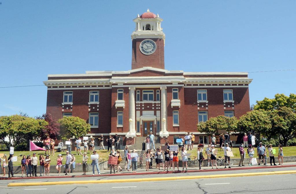 Pro-choice supporters line Lincoln Street and the lawn of the Clallam County Courthouse in Port Angeles on Saturday. (Keith Thorpe/Peninsula Daily News)