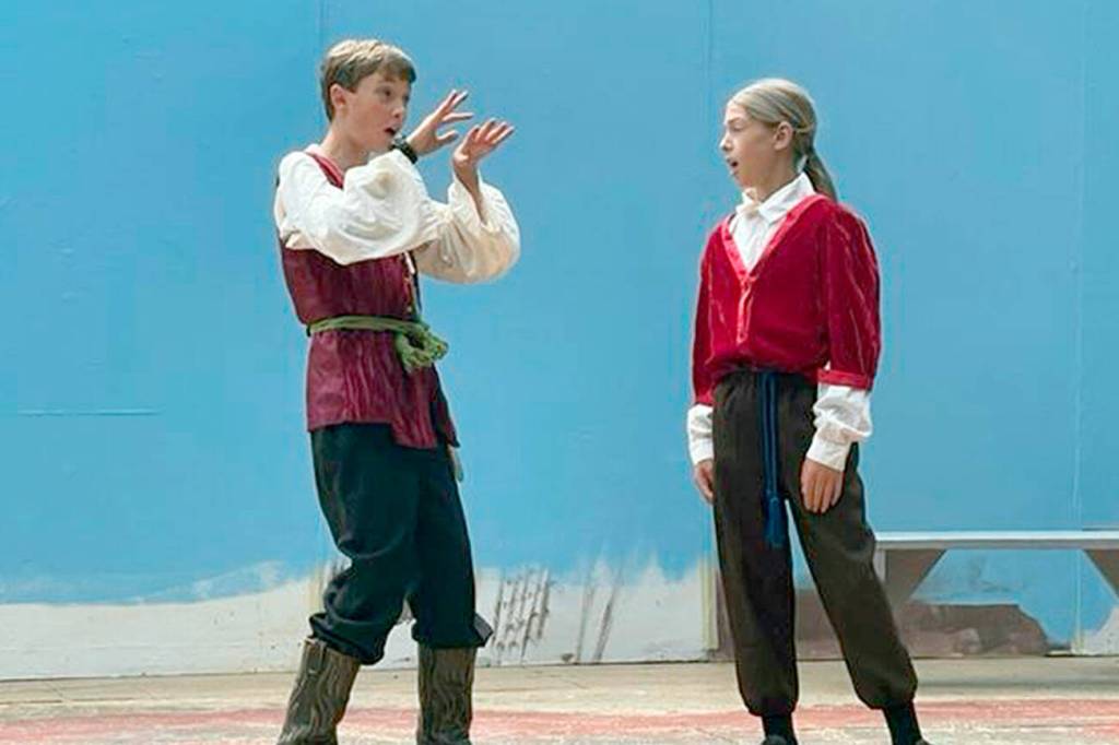 Henry Wendel as the sheriff tells his assistant, played by Mchenry Miller, his plan to capture Robin.