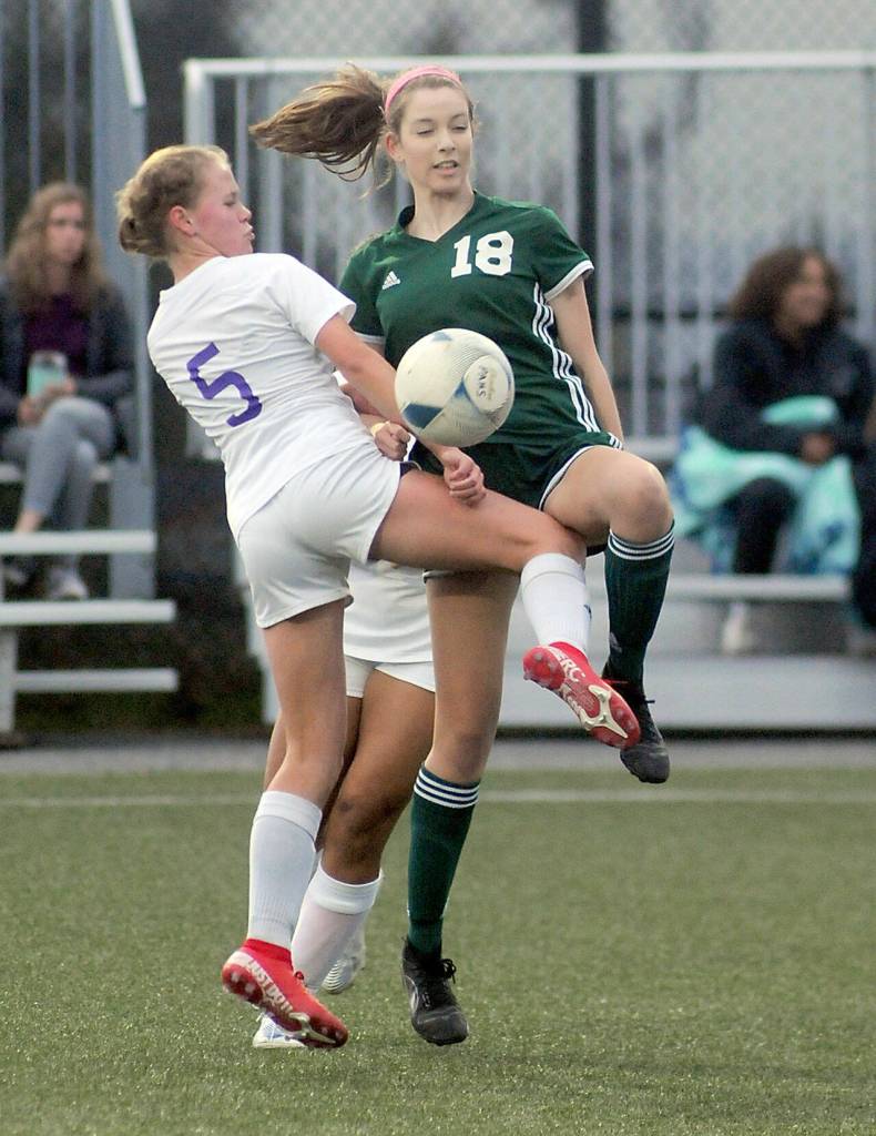 KEITH THORPE/PENINSULA DAILY NEWS Sequims Ivy Barrett, left, tangles with Port Angeles Kedryn DeScala during Thursdays match in Port Angeles.
