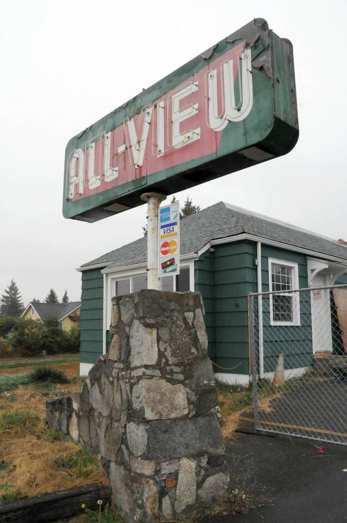 Plans call for the preservation of the landmark All-View Motel sign when the former Port Angeles motel is converted to low-income apartments. (Keith Thorpe/Peninsula Daily News)