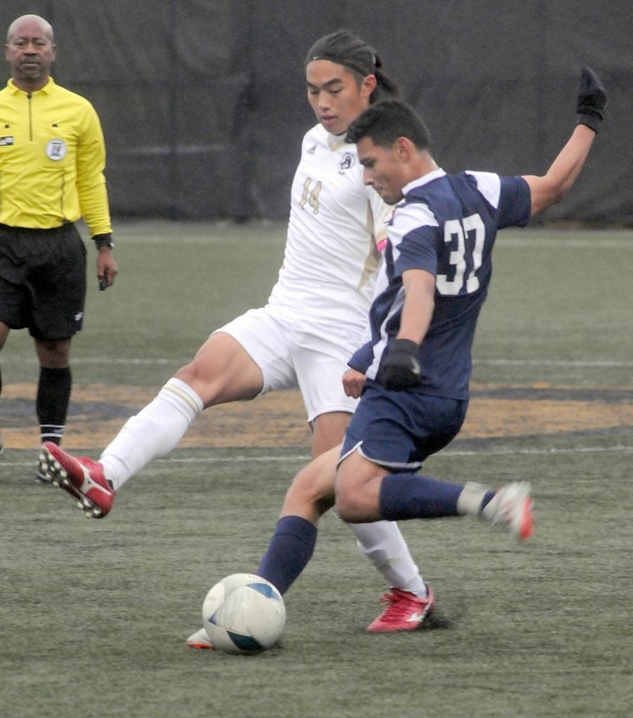 KEITH THORPE/PENINSULA DAILY NEWS
Peninsula's Shu Kato fights for control with Bellevue's Eluar Gutierrez during Wednesday's match in Port Angeles.