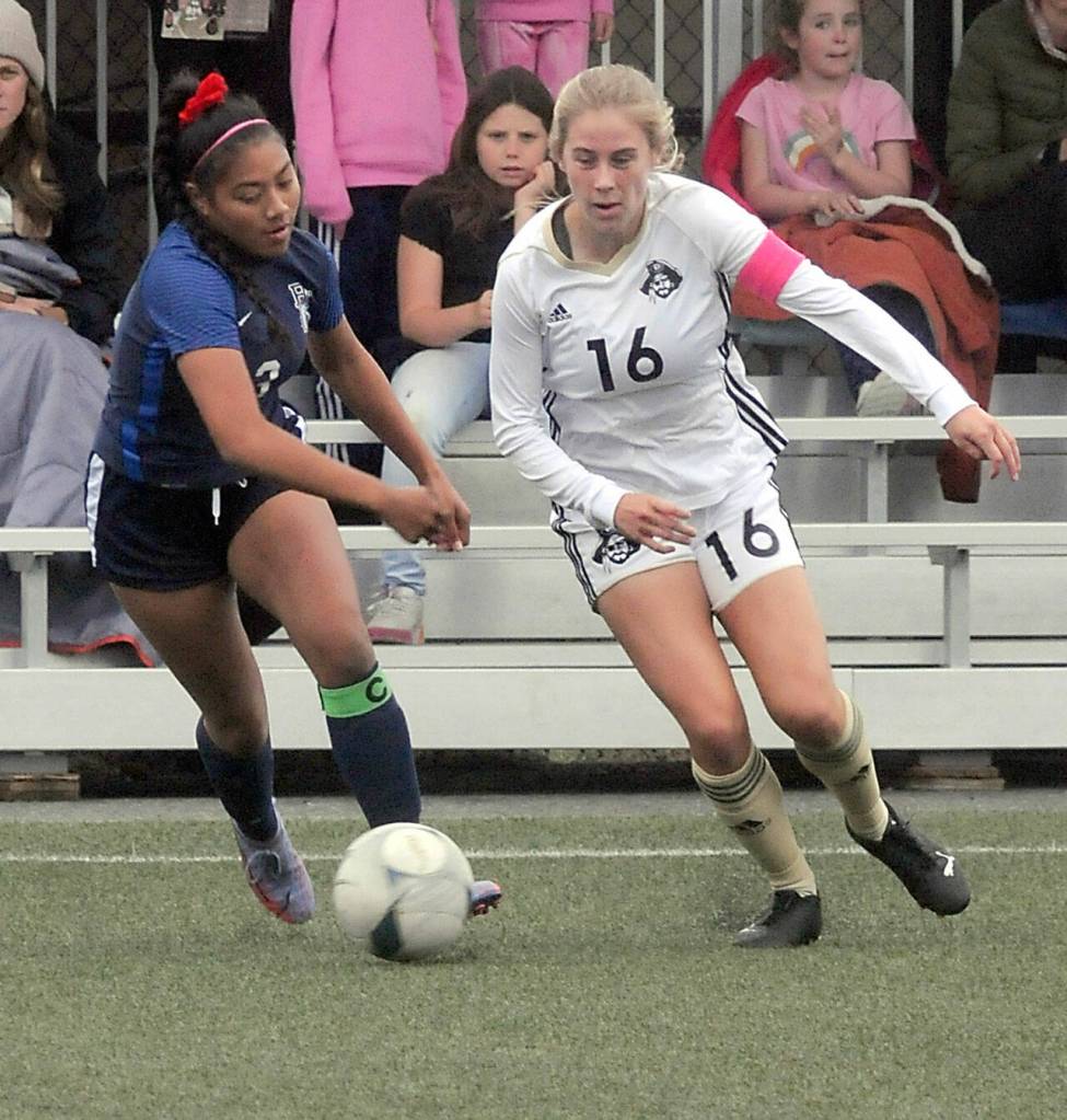 KEITH THORPE/PENINSULA DAILY NEWS
Peninsula's Sydney Soskis, right, gets into a rundown with Bellevue's Haleigh Macugay on Wednesday in Port Angeles.
