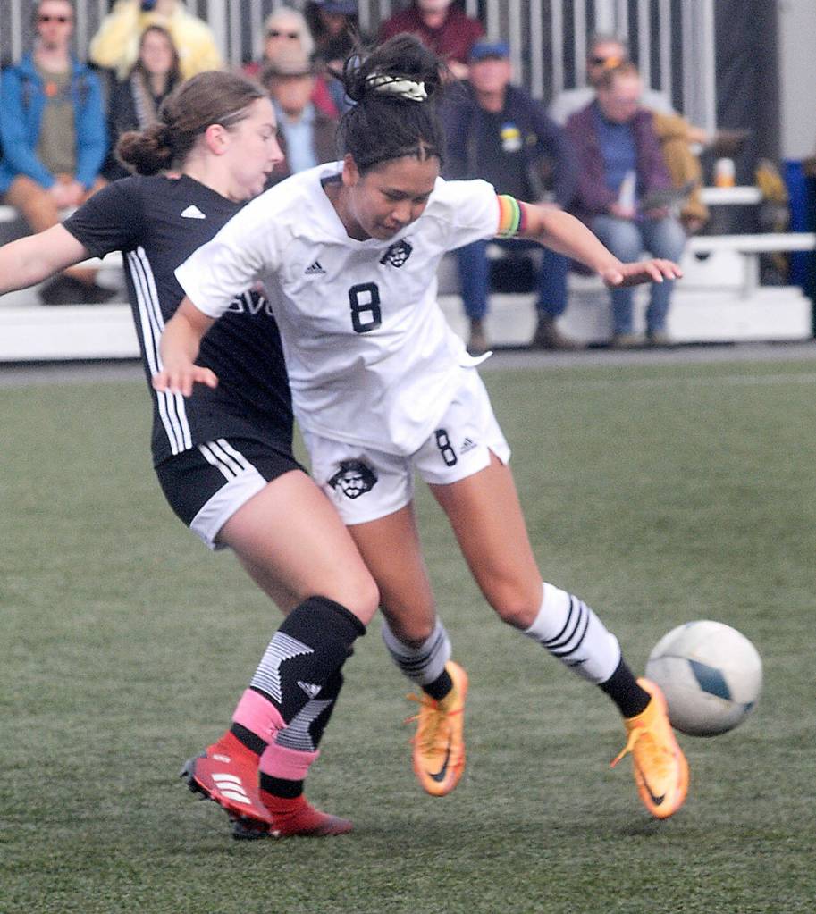 KEITH THORPE/PENINSULA DAILY NEWS Peninsulas Chiaki Takase, left, fends of Skagit Valleys Jordan Cagle on Saturday at Peninsula College in Port Angeles.