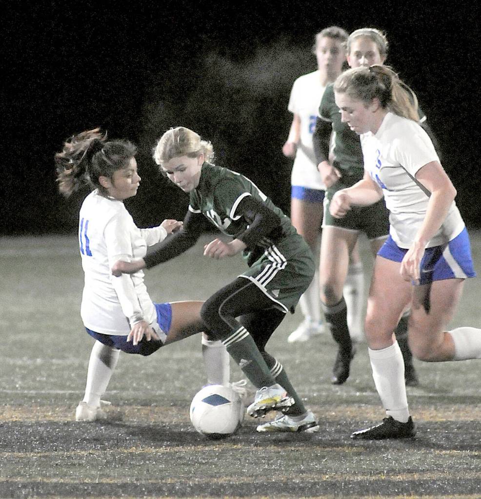 KEITH THORPE/PENINSULA DAILY NEWS Port Angeles Pyper Alton, center, maneauvers between Bremertons Marisol Popoca-Pablo, left, and Claire Warthen, right, as Altons teammate Becca Manson, follows behind on Wednesday in Port Angeles.
