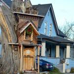 Kevin Masons Raccoon Lodge shows a decorated face to Clay Street in Uptown Port Townsend. (Diane Urbani de la Paz/for Peninsula Daily News)