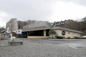 KEITH THORPE/PENINSULA DAILY NEWS
The Port Angeles Red Lion Hotel and adjoining 48º North Waterfront Restaurant, shown on Friday, is slated for rennovation and restaurant expansion.