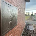 Matthew Nash/Olympic Peninsula News Group
A new bronze plaque recreates Arnold Fribergs The Prayer at Valley Forge outside George Washington Inn. Co-owner Dan Abbott said he commissioned it from Minnesota artist Ross Pollard.