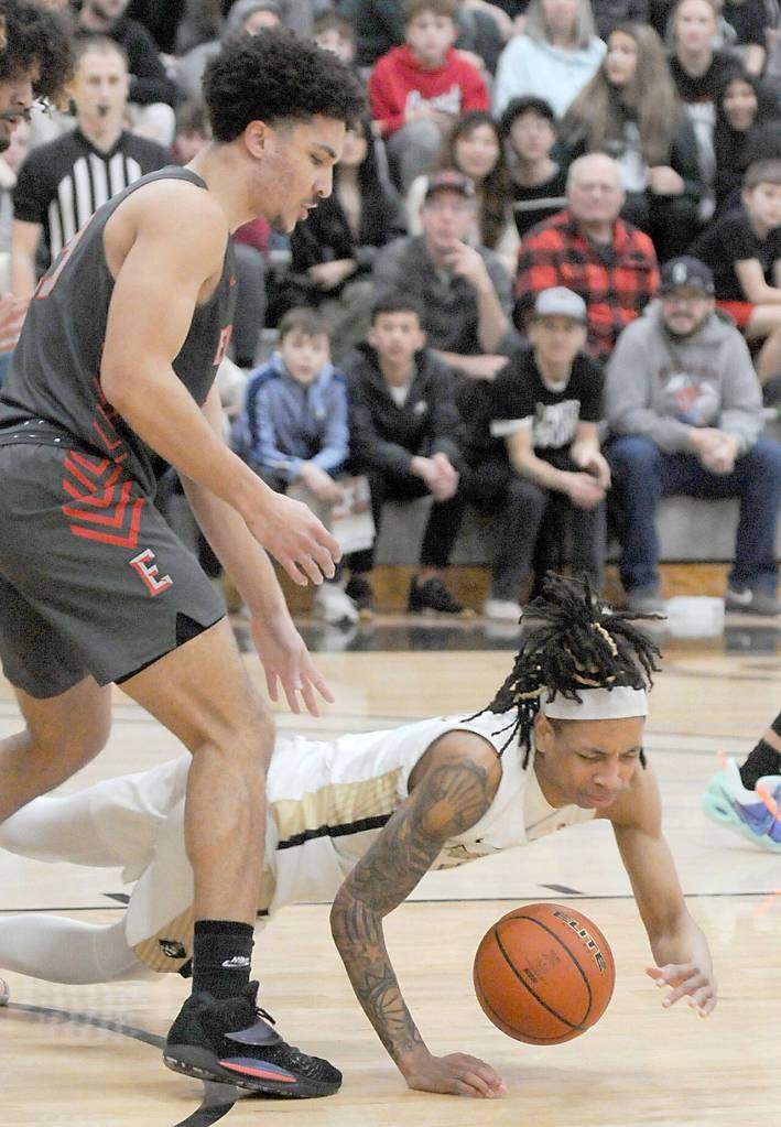 Peninsulas Michael Medlock Jr. hits the deck for a loose ball as Everetts Jadin Penigar looks for an opportunity for a turnover on Wednesday at Peninsula College. (Keith Thorpe/Peninsula Daily News)
Peninsulas Michael Medlock Jr. hits the deck for a loose ball as Everetts Jadin Penigar looks for an opportunity for a turnover on Wednesday at Peninsula College. (Keith Thorpe/Peninsula Daily News)