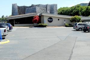 KEITH THORPE/PENINSULA DAILY NEWS
The Port Angeles Red Lion Hotel and adjoining 48º North Waterfront Restaurant, shown Friday, are working on plans to expand and upgrade the current facilities, which will include incursion into the existing parking lot -- a proposal that would have an effect on the annual Port Angeles Crab Festival.