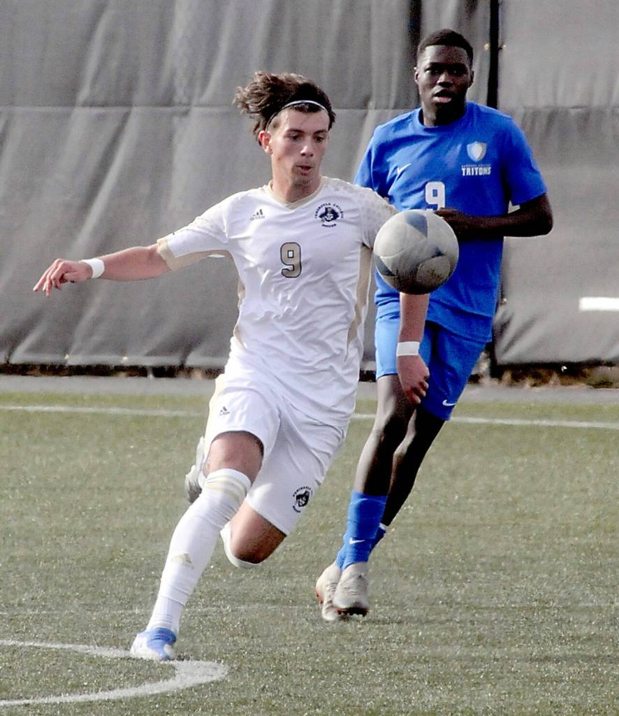 KEITH THORPE/PENINSULA DAILY NEWS Peninsulas Pau Vivas outruns Edmonds Maka Mahureva on Wednesday at Wally Sigmar Field in Port Angeles.