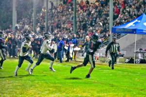 Steve Mullensky/for Peninsula Daily News
East Jefferson’s Gary Zambor makes the catch at the 3-yard line during an October 2022 win over Klahowya. Zambor will be counted on once again to be a playmaker for the Rivals on both sides of the football.