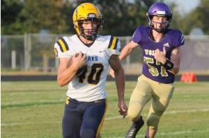 Michael Dashiell/Olympic Peninsula News Group
Forks' Nate Dahlgren (40) busts loose for yardage during a 2022 game against Sequim.