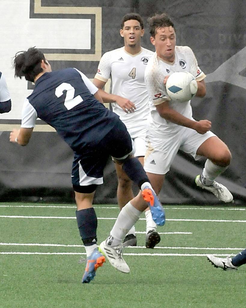 KEITH THORPE/PENINSULA DAILY NEWS Peninsulas Konrad Muller, right, takes control of the ball from Belluevues Yoo Seung-Bum, left, as Peninsulas Fin Muotune looks on during Saturdays match at Peninsula College.
KEITH THORPE/PENINSULA DAILY NEWS Peninsulas Konrad Muller, right, takes control of the ball from Belluevues Yoo Seung-Bum, left, as Peninsulas Fin Muotune looks on during Saturdays match at Peninsula College.