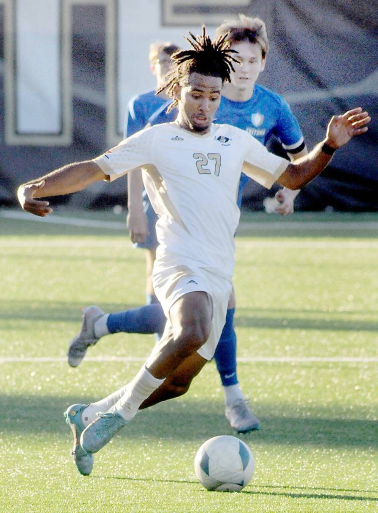 Peninsulas Abdurahim Leigh drives the ball downfield ahead of Edmonds Seth Phillips on Wednesday at Peninsula College. (Keith Thorpe/Peninsula Daily News)