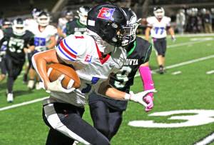 Gary Zambor Jr. runs the ball for East Jefferson football in Friday night's game at Klahowya. Klahowya won 49-20. (Lisa Jensen)