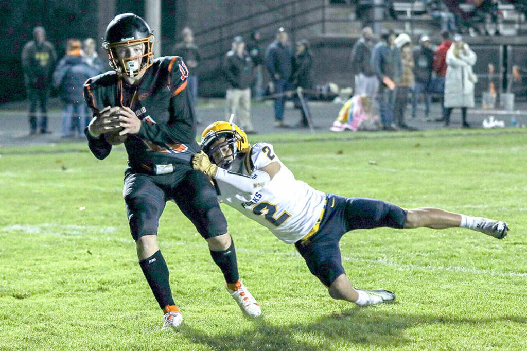 Kody Christen/The [Centralia] Chronicle
Napavine's Colin Shields hauls in a touchdown catch while Forks' Noah Foster defends during Napavine's 52-8 win over Forks on Thursday. Colin Shields makes a touchdown catch during a Napavine win over Forks 52-8 Oct. 26.